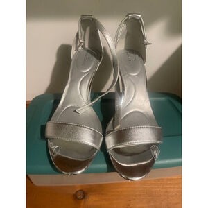 Women's Bandolino Heels, Silver, Size 9M
